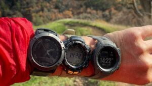 Los mejores relojes militares para senderismo en paisaje montañoso, diseñados para aventuras al aire libre en 2024