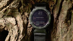 Reloj Garmin Tactix Delta Solar utilizado en exteriores, mostrando su pantalla y robustez.