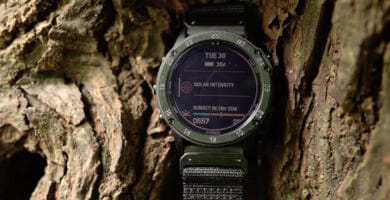 Reloj Garmin Tactix Delta Solar utilizado en exteriores, mostrando su pantalla y robustez.