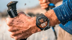 TicWatch Atlas en uso por un aventurero en una misión al aire libre