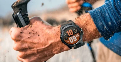 TicWatch Atlas en uso por un aventurero en una misión al aire libre