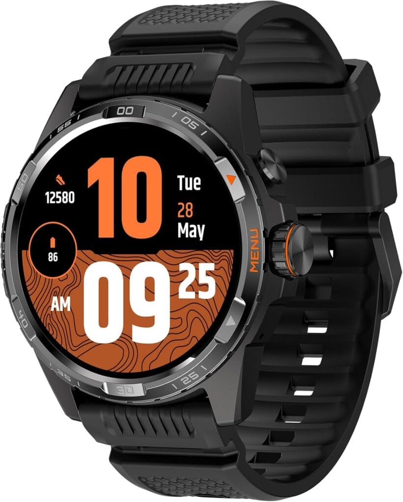 Primer plano del TicWatch Atlas en un entorno montañoso, destacando su diseño robusto.