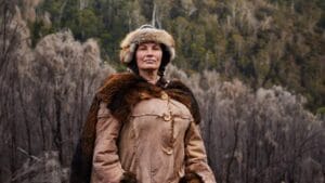 Fotografía de Gina Chick en el entorno salvaje de Tasmania durante su participación en "Alone Australia".