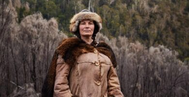 Fotografía de Gina Chick en el entorno salvaje de Tasmania durante su participación en "Alone Australia".