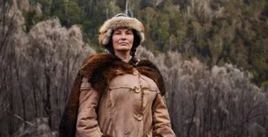 Fotografía de Gina Chick en el entorno salvaje de Tasmania durante su participación en "Alone Australia".