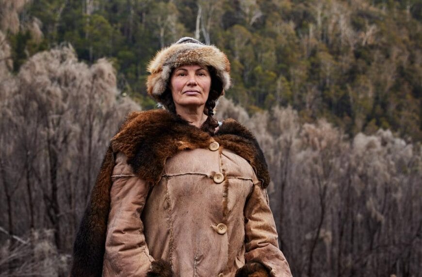 Fotografía de Gina Chick en el entorno salvaje de Tasmania durante su participación en "Alone Australia".