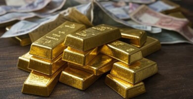 Lingotes de oro apilados en una bóveda bancaria, reflejando la creciente acumulación de oro por los bancos centrales en tiempos de incertidumbre económica y crisis.